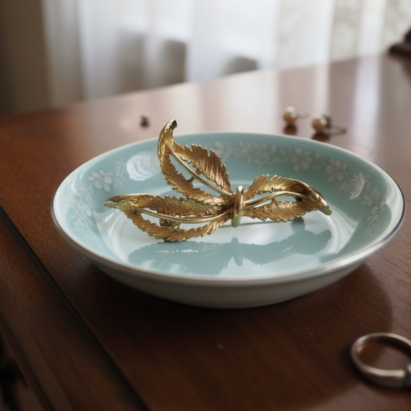 Vintage Gold Tone Three Leaf Design Brooch - Picture 1 of 5